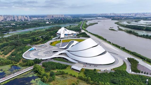 松花江畔的哈尔滨大剧院（2024年8月20日摄，无人机照片）。新华社记者 王松 摄
